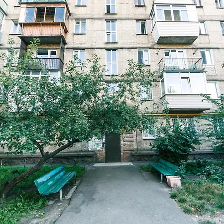 Near Metro Station Darnitsa Apartment *